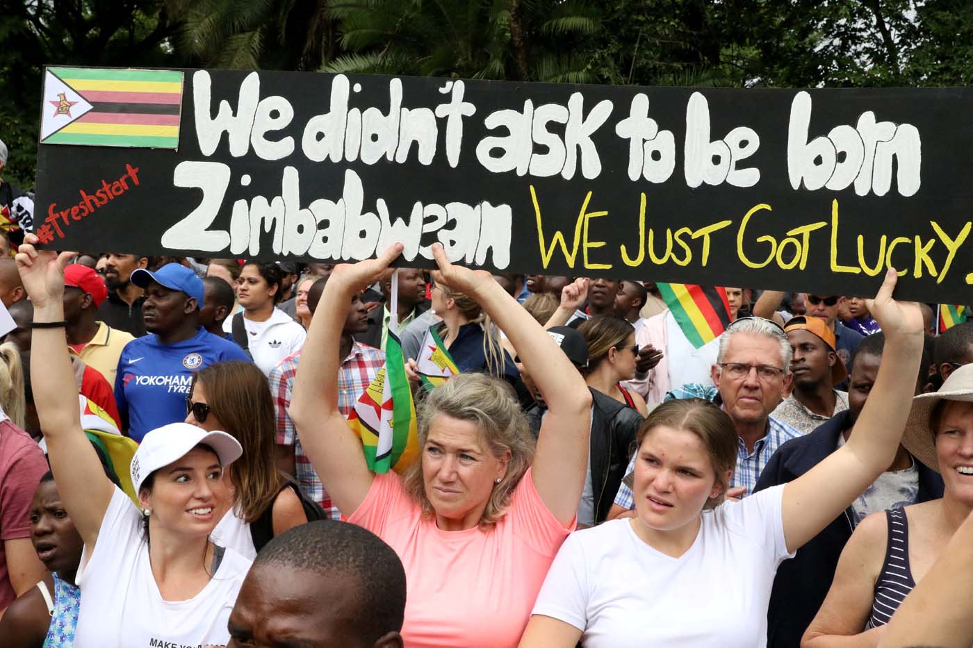 ¿Zimbabuenses rubios? Sí, hasta ellos salieron a la calle a pedir la salida de Mugabe (Fotos)