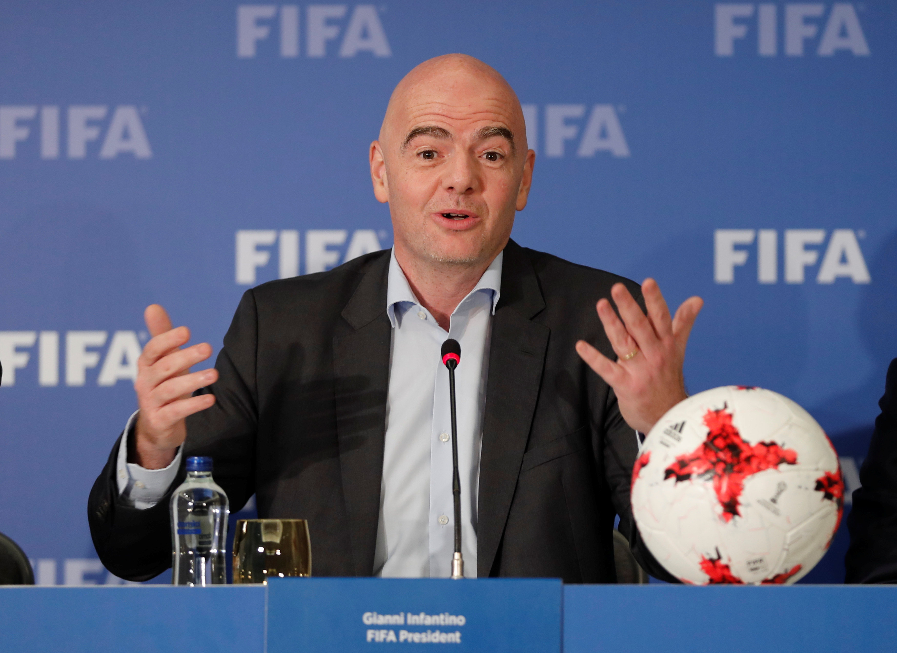 Infantino visita la Conmebol en la víspera de la reelección de Domínguez