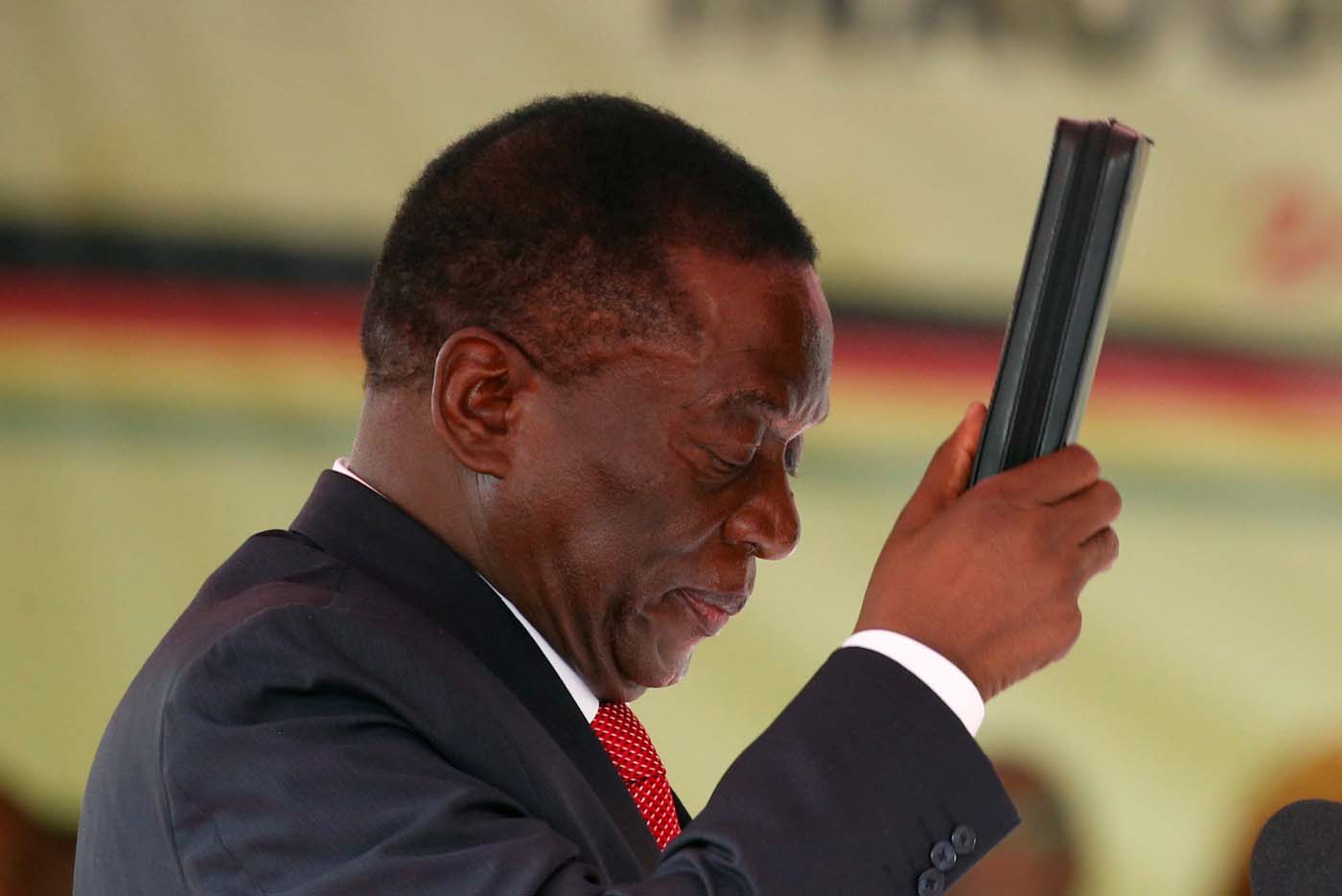 El nuevo presidente de Zimbabue rinde homenaje a Mugabe, el “padre de la nación”