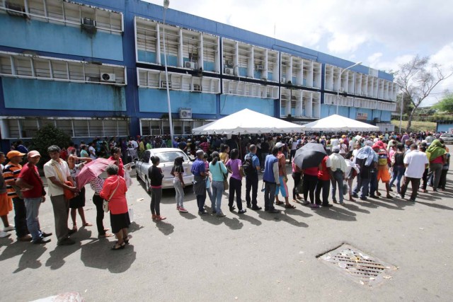 People queue outside a health center as they wait to get treatment for malaria, in San Felix, Venezuela November10, 2017. Picture taken November 10, 2017. REUTERS/William Urdaneta