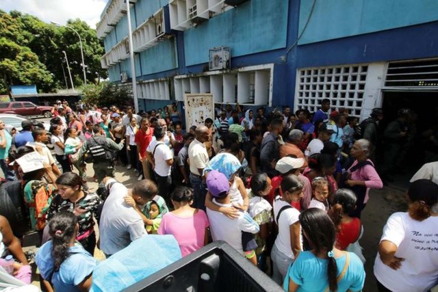 Personas se reúnen fuera de un centro de salud mientras esperan recibir tratamiento para la malaria, en San Félix, Venezuela el 3 de noviembre de 2017. Foto tomada el 3 de noviembre de 2017. REUTERS / William Urdaneta