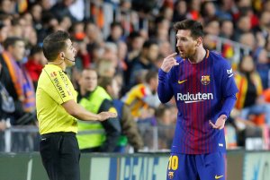 Valencia y Barcelona igualan duelo intenso con gol no concedido a Messi