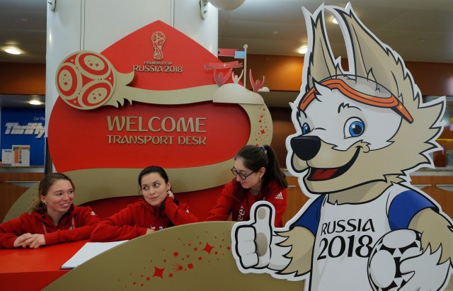 Un tablero que representa a Zabivaka, la mascota oficial de la Copa Mundial de la FIFA 2018, se ve frente a un mostrador de recepción para el Sorteo Final de la Copa en el Aeropuerto Internacional Sheremetyevo en las afueras de Moscú, Rusia el 27 de noviembre de 2017. REUTERS / Maxim Shemetov