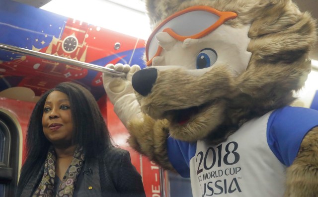 La secretaria general de la FIFA Fatma Samoura y Zabivaka, la mascota oficial de la Copa Mundial de la FIFA 2018 Rusia, participan en una ceremonia de inauguración de un metro con el interior, dedicado a la historia de la Copa Mundial de la FIFA, en Moscú, Rusia 28 de noviembre de 2017 . REUTERS / Maxim Shemetov