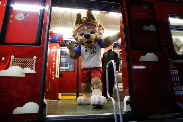 Zabivaka, la mascota oficial de la Copa Mundial de la FIFA 2018 Rusia, participa en una ceremonia de inauguración de un metro con el interior, dedicado a la historia de la Copa Mundial de la FIFA, en Moscú, Rusia, el 28 de noviembre de 2017. REUTERS / Maxim Shemetov