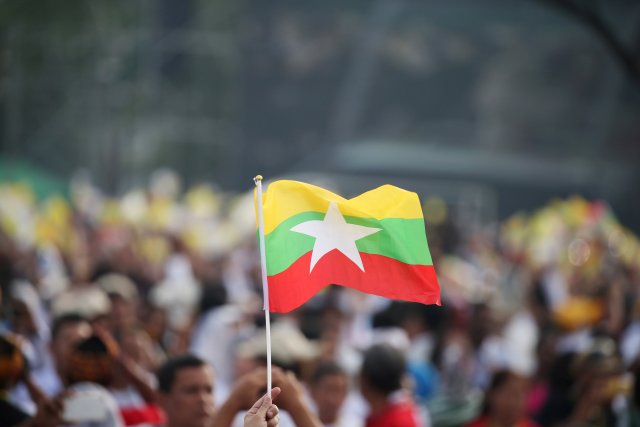 A Catholic faithful waves a Myanmar flag as Pope Francis arrives to lead a mass at Kyite Ka San Football Stadium in Yangon, Myanmar November 29, 2017. REUTERS/Soe Zeya Tun