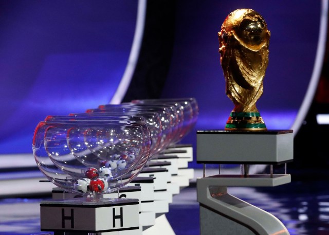 El trofeo y las ollas de la Copa Mundial se exhibirán durante el evento "Detrás de las cámaras del sorteo final" antes del próximo Sorteo Final de la Copa Mundial de la FIFA 2018 Rusia en Moscú, Rusia 29 de noviembre de 2017. REUTERS / Sergei Karpukhin