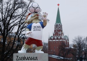 Zabivaka, la mascota oficial del Mundial 2018, pasea por Moscú (Fotos)
