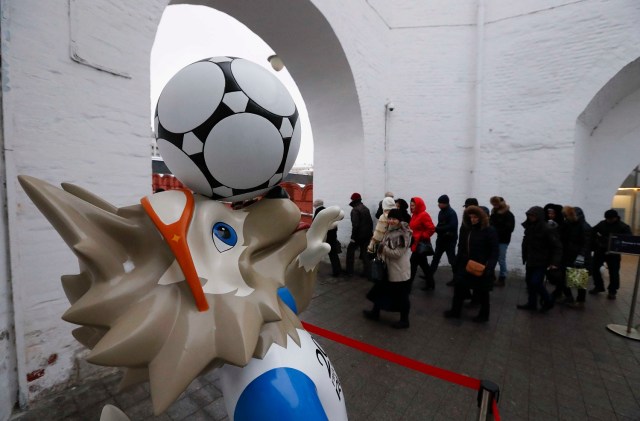 La gente camina más allá de la mascota oficial para la Copa Mundial de la FIFA 2018 Rusia, Zabivaka, en el centro de Moscú, Rusia 29 de noviembre de 2017. REUTERS / Sergei Karpukhin