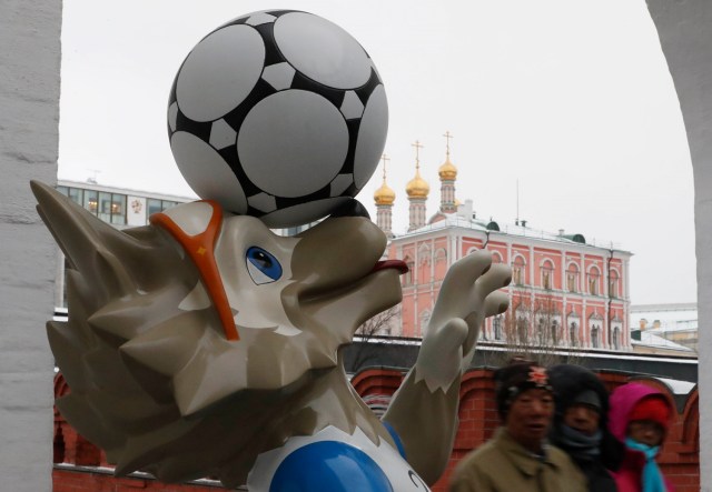 La gente camina más allá de la mascota oficial para la Copa Mundial de la FIFA 2018 Rusia, Zabivaka, en el centro de Moscú, Rusia 29 de noviembre de 2017. REUTERS / Sergei Karpukhin