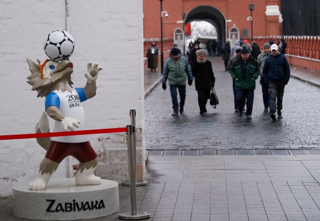 La mascota oficial de la Copa Mundial de la FIFA 2018 Rusia, Zabivaka, se exhibe cerca del Kremlin en el centro de Moscú, Rusia, el 29 de noviembre de 2017. REUTERS / Sergei Karpukhin
