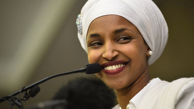 Ilhan Omar. Nacida en Mogadiscio (Somalia), se nacionalizó estadounidense y se convirtió en la primera mujer congesista de confesión musulmana en lograr un escaño en la Cámara de Representantes de EE.UU. por el estado de Minnesota, donde se concentra la mayor comunidad somalí del país.
