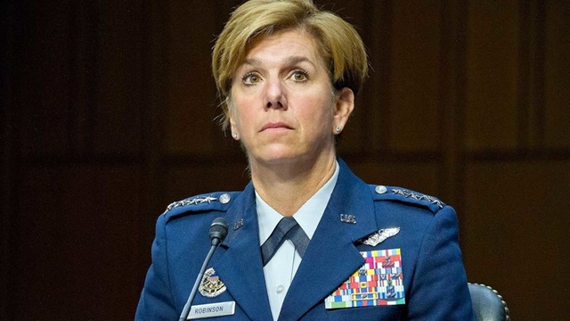 Lori J. Robinson. Fue la primera mujer en obtener el rango de general en la historia de la Fuerza Aérea de Estados Unidos.