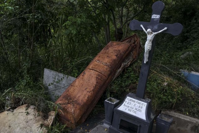 CAR02. CARACAS (VENEZUELA), 01/11/2017.- Vista de un ataúd fuera de una fosa junto a unas lápidas hoy, miércoles 1 de noviembre del 2017, en el Cementerio General del Sur, en Caracas (Venezuela). La capital venezolana celebra este jueves el Día de los Muertos en medio de denuncias de profanación y mal estado de los cementerios, según reseñan hoy medios locales, una fecha en la que tradicionalmente los caraqueños acuden a las necrópolis para llevarle flores a sus muertos. EFE/MIGUEL GUTIERREZ