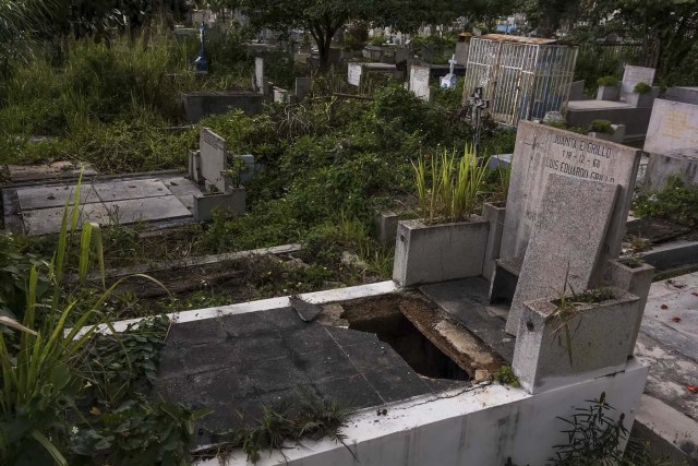 CAR06. CARACAS (VENEZUELA), 01/11/2017.- Vista de una fosa abierta hoy, miércoles 1 de noviembre del 2017, en el Cementerio General del Sur, en Caracas (Venezuela). La capital venezolana celebra este jueves el Día de los Muertos en medio de denuncias de profanación y mal estado de los cementerios, según reseñan hoy medios locales, una fecha en la que tradicionalmente los caraqueños acuden a las necrópolis para llevarle flores a sus muertos. EFE/MIGUEL GUTIERREZ