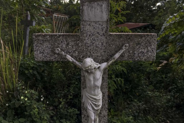 CAR07. CARACAS (VENEZUELA), 01/11/2017.- Vista de una cruz en medio de la maleza hoy, miércoles 1 de noviembre del 2017, en el Cementerio General del Sur, en Caracas (Venezuela). La capital venezolana celebra este jueves el Día de los Muertos en medio de denuncias de profanación y mal estado de los cementerios, según reseñan hoy medios locales, una fecha en la que tradicionalmente los caraqueños acuden a las necrópolis para llevarle flores a sus muertos. EFE/MIGUEL GUTIERREZ