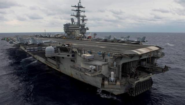 Vista del portaaviones estadounidense USS Ronald Reagan mientras participa en unas maniobras militares en el Mar de Filipinas, en una foto facilitada hoy, 22 de noviembre de 2017. Un avión de la Marina de Estados Unidos con once tripulantes a bordo cayo al mar cuando se dirigía al portaaviones USS Ronald Reagan situado en aguas de Filipinas, en un accidente cuyas causas de momento se desconocen. EFE/ Mass Communication Specialist- Navy Media Content Operations SOLO USO EDITORIAL NO VENTAS FOTO CEDIDA