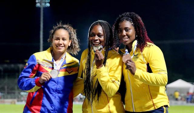Las atletas de Colombia Flor Ruiz (c), de Venezuela Estéfany Chacón (i) y de Colombia Lucely Murillo (d), medallas de oro, plata y bronce respectivamente en el lanzamiento jabalina posan en la premiación en los XVIII Juegos Bolivarianos. EFE