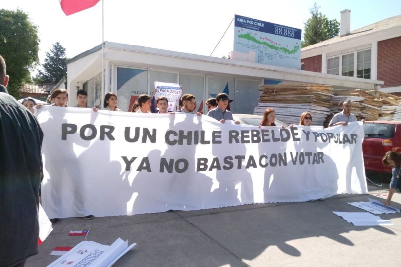 Manifestantes tomaron brevemente el comando de campaña de Sebastián Piñera