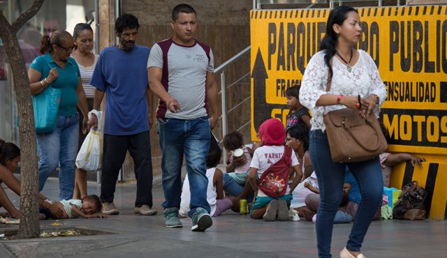 Aunque hace un par de meses, un grupo de yukpa fue devuelto a su tierra, estos persisten en volver. / Foto: Juan Pablo Cohen