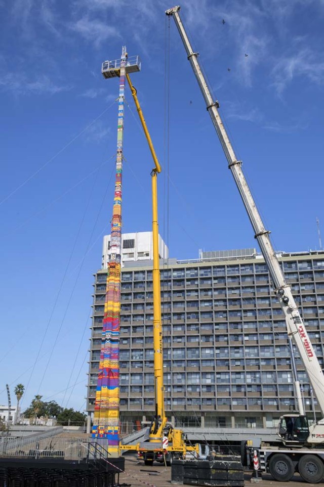 A picture taken on December 27, 2017 shows a LEGO tower under construction in Tel Aviv's Rabin Square, as the city attempts to break Guinness World Record of the highest such structure. / AFP PHOTO / JACK GUEZ