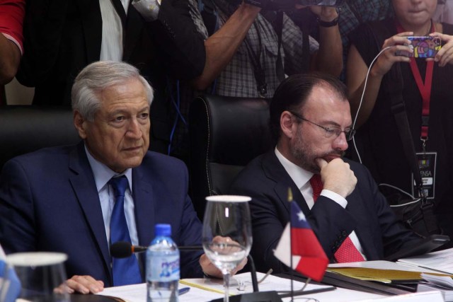 Chilean Chancellor Heraldo Munoz and Mexican Chancellor Luis Videgaray attend Venezuelan government and opposition meeting in Santo Domingo, Dominican Republic, December 2, 2017. REUTERS/Ricardo Rojas