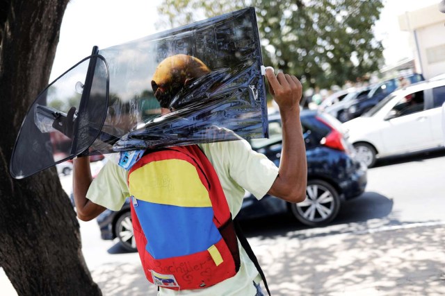 A Venezuelan man wears a backpack with the colours of Venezuelan flag as he sells car accessories at traffic lights in Boa Vista, Roraima state, Brazil November 18, 2017. REUTERS/Nacho Doce SEARCH "VENEZUELAN MIGRANTS" FOR THIS STORY. SEARCH "WIDER IMAGE" FOR ALL STORIES.