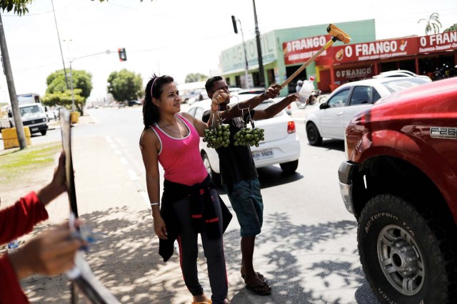 Venezuelans sell fruits, car accessories and offer to wash car windows at traffic lights in Boa Vista, Roraima state, Brazil November 18, 2017. REUTERS/Nacho Doce SEARCH "VENEZUELAN MIGRANTS" FOR THIS STORY. SEARCH "WIDER IMAGE" FOR ALL STORIES.