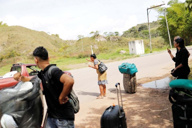 Venezuelans attempt to hitchhike after they crossed the border from Venezuela into the Brazilian city of Pacaraima, Roraima state, Brazil November 16, 2017. REUTERS/Nacho Doce SEARCH "VENEZUELAN MIGRANTS" FOR THIS STORY. SEARCH "WIDER IMAGE" FOR ALL STORIES.