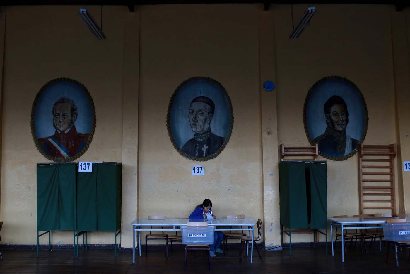 Chilenos votan en segunda vuelta para elegir a su presidente