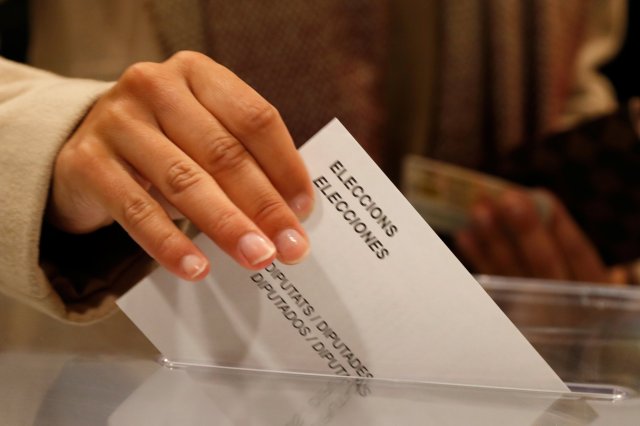 A woman casts her ballot in Catalonia's regional elections at a polling station in Sant Cugat del Valles, Spain December 21, 2017. REUTERS/Eric Gaillard