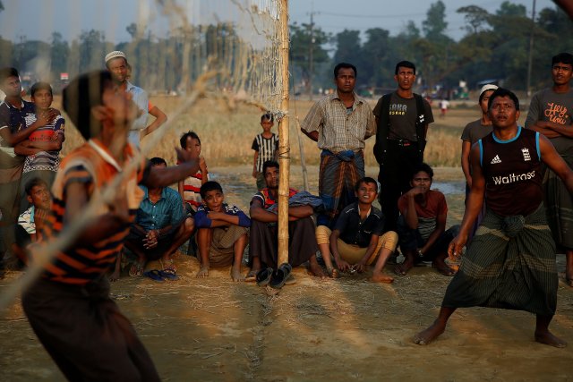 Rohingya refugees watch a volleyball game at the Balukhali refugee camp near Cox's Bazar, Bangladesh December 21, 2017. REUTERS/Alkis Konstantinidis
