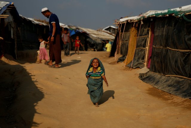 A Rohingya refugee boy is covered with a lungi as he runs at the Thangkali refugee camp near Cox's Bazar, Bangladesh December 21, 2017. REUTERS/Alkis Konstantinidis