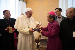 Taiwán regala al Papa una cruz hecha con restos de bombas lanzadas por China