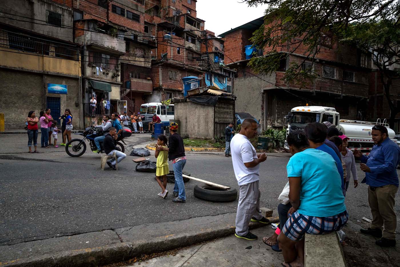 Siguen las protestas en varias zonas de Venezuela por falta de comida, gas y agua