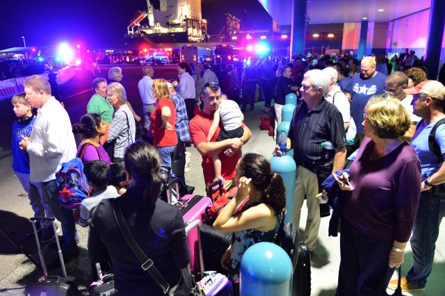 TIR25. FORT LAUDERDALE (EE.UU.), 06/01/2017.- Cientos de pasajeros que quedaron varados en el aeropuerto internacional de Fort Lauderdale, son evacuados hoy, viernes 6 de enero de 2017, y trasladados al Puerto Eveglades de Fort Lauderdale, Terminal 2 de Cruceros, en Florida (EE.UU.), debido al tiroteo de esta tarde que le costó la vida a cinco personas y dejó heridas a ocho. Autoridades no descartan que ataque tenga motivaciones terroristas. EFE/GIORGIO VERA