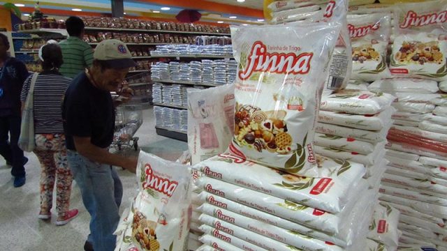 Alimentos y productos importados abundan en los anaqueles a precios elevados (foto Alveiro Bolívar)