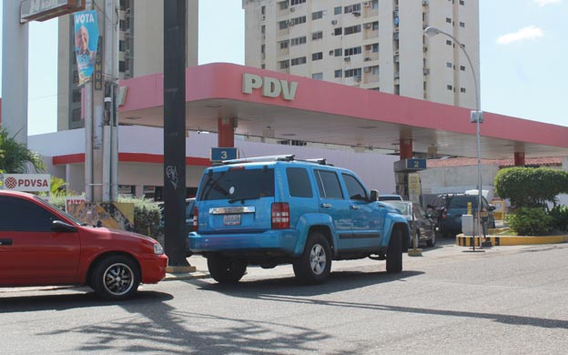 Recorrido por las diferentes estaciones de servicio de combustible donde se observarton unas cerrada y otras con menos cola de transporte / Foto: Carlos Sosa - Panorama