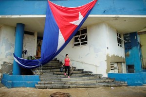 Cubanos miran al futuro con cautela mientras legisladores se reúnen para reemplazar a Castro