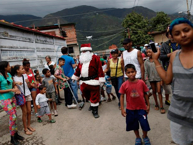 ¿WTF? Niños le cayeron a pedradas a Papá Noel tras quedarse sin caramelos para repartir