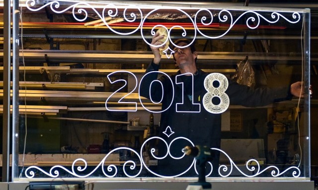 A man works on a decoration for the upcoming New Year celebrations at a workshop in Moscow on December 05, 2017. / AFP PHOTO / Vasily MAXIMOV