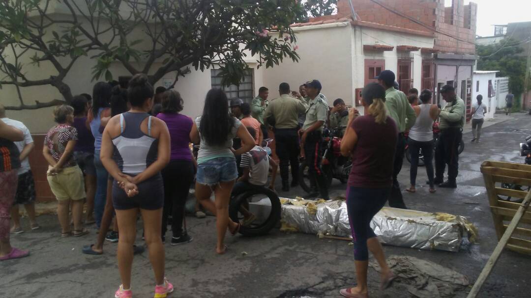 Por segundo día consecutivo vecinos de Maiquetía protestan por las cajas CLAP (Fotos)