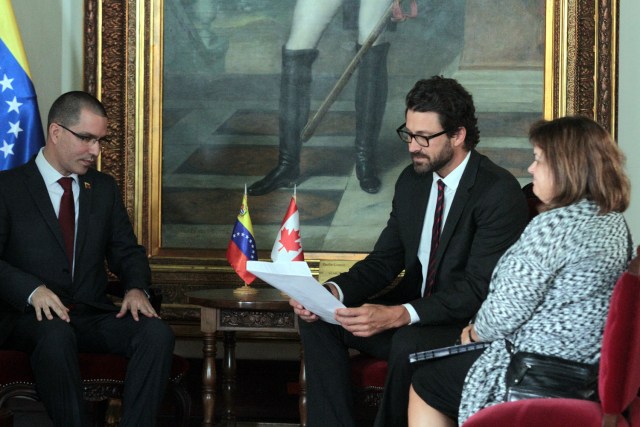 Foto: Este miércoles el canciller Jorge Arreaza hizo entrega de una nota de protesta a Craib Kowalik, encargado de Negocios de Canadá en Venezuela, por las declaraciones injerencistas ofrecidas por el gobierno del país Norteamericano / AVN 