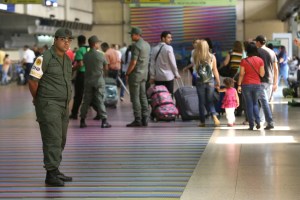 Obligan a turistas colombianos a pagar servicios en dólares