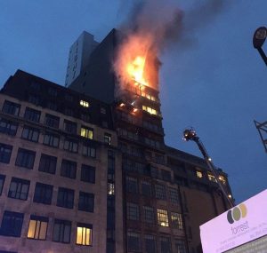 Se incendia un edificio de doce pisos en Manchester, Reino Unido