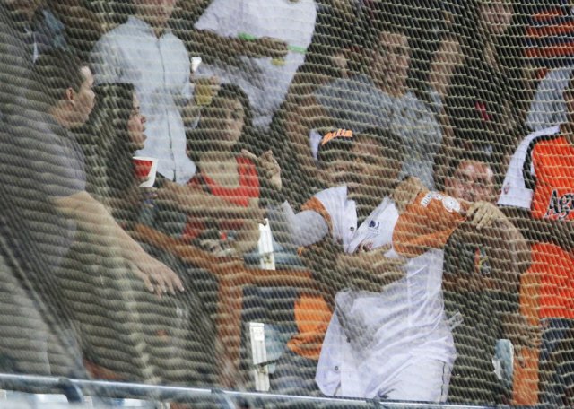 El colombiano Reynaldo Rodríguez se enfrentó a un fanático que le gritaba desde la tribuna. Luis Bravo / Panorama