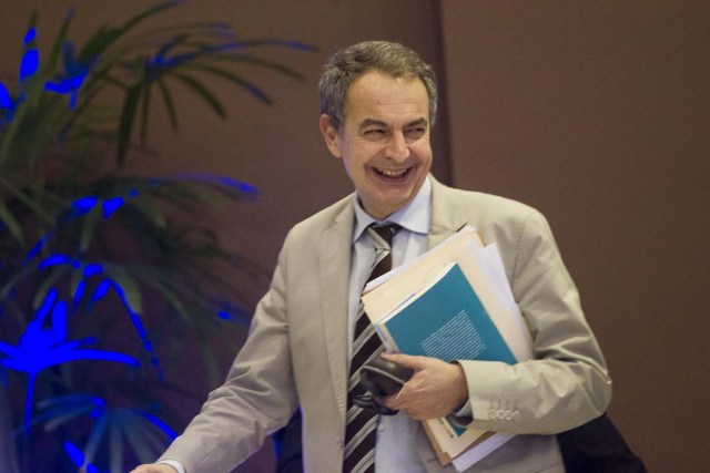 The former president of the Spanish government Jose Luis Rodriguez Zapatero smiles after a meeting between the Venezuelan government representatives and members of the Venezuelan opposition in Santo Domingo on January 12, 2018. Delegates from the Venezuelan government and opposition met in the Dominican Republic for a third round of talks on resolving the country's protracted crisis ahead of this year's presidential election.  / AFP PHOTO / Erika SANTELICES