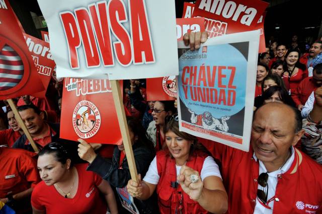 Partidarios del expresidente venezolano Hugo Chávez y trabajadores de PDVSA en mayo de 2011. LEO RAMIREZ/ AFP/