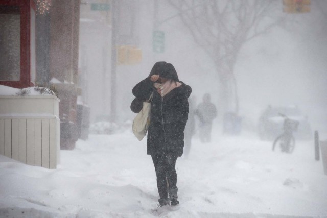 People struggle against wind and snow during Storm Grayson in the Brooklyn borough of New York City, U.S., January 4, 2018. REUTERS/Brendan McDermid