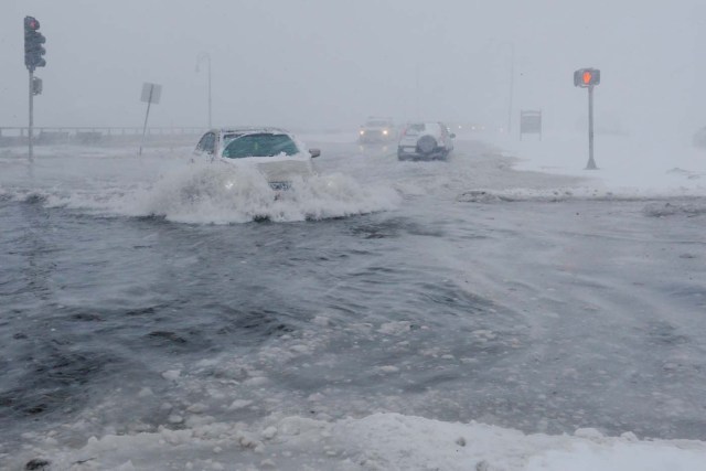 Drivers make their way along the flooded Beach Road after the ocean overtopped the seawall during a winter snowstorm in the Boston suburb of Lynn, Massachusetts, U.S., January 4, 2018. REUTERS/Brian Snyder TPX IMAGES OF THE DAY